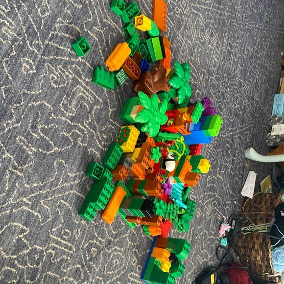 Mixed bag of Duplo blocks including trees and vines over 100 pieces - Picture 1 of 5